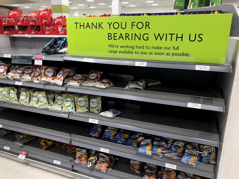 © Reuters. Empty crisp shelves are pictured at Waitrose supermarket, in Canary Wharf, London, Britain November 5, 2021. REUTERS/Victor Jack