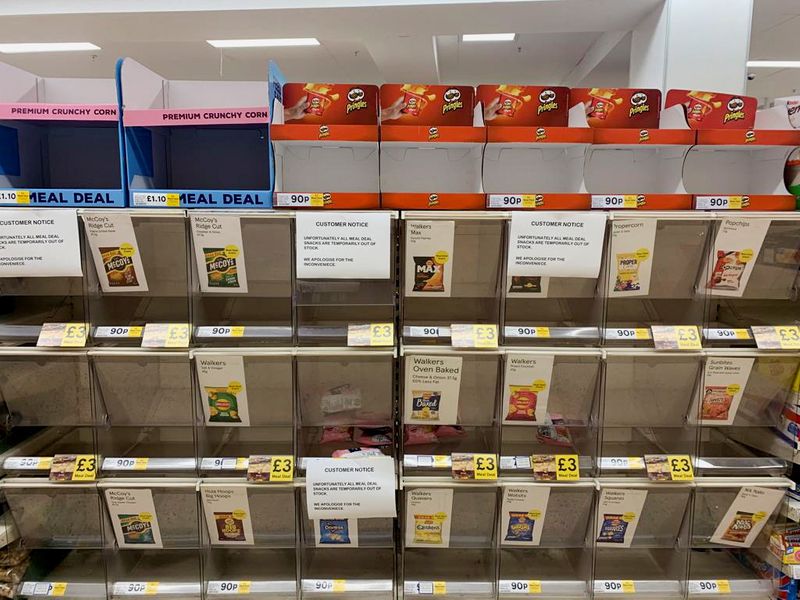 &copy; Reuters. Empty crisp shelves are pictured at Tesco Liverpool street, in London, Britain November 5, 2021. REUTERS/Kate Holton