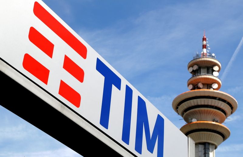 © Reuters. Il logo Telecom Italia presso la sede centrale nel quartiere di Rozzano a Milano.    REUTERS/Stefano Rellandini