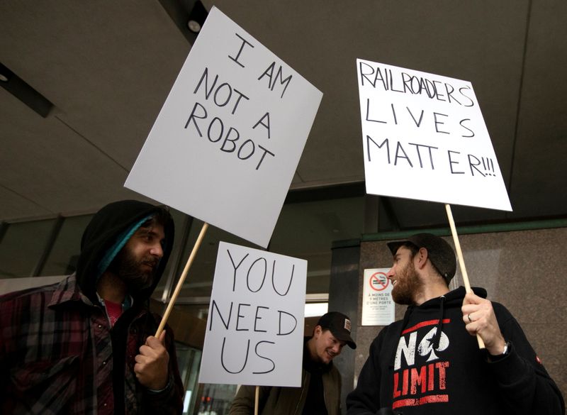 &copy; Reuters. FILE PHOTO: Teamsters Canada union workers picket outside the headquarters of Canadian National Railway (CN Rail) after both parties failed to resolve contract issues, in Montreal, Quebec, Canada November 19, 2019.  REUTERS/Christinne Muschi/File Photo