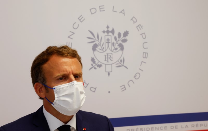 &copy; Reuters. Emmanuel Macron s'exprimera mardi à 20h00 dans une allocution à la nation, a-t-on appris auprès de l'Elysée, sur fond de légère reprise de l'épidémie de COVID-19 en France et de redressement économique plus fort que prévu. /Photo prise le 11 ao