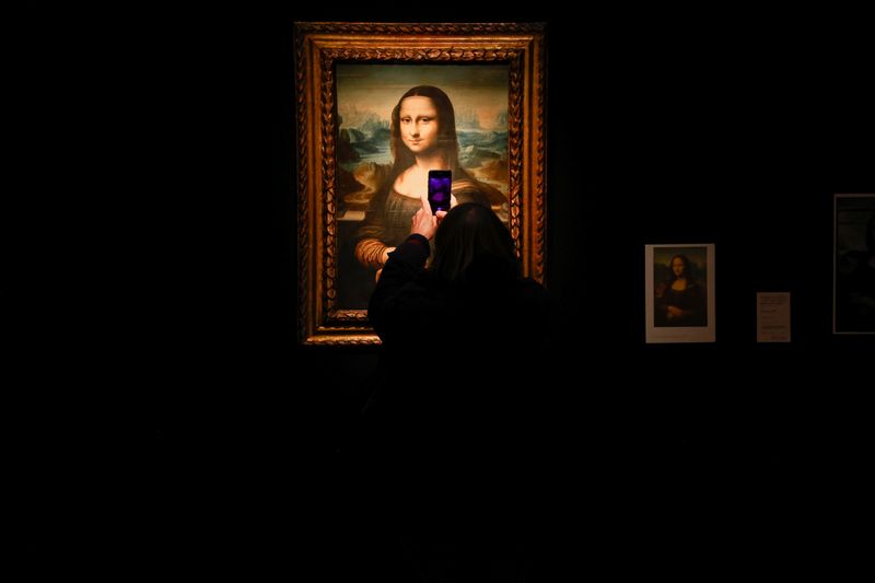 &copy; Reuters. Un visitante toma una foto de una copia de la Mona Lisa de Leonardo da Vinci, que se subastará el 9 de noviembre en la casa de subastas Artcurial en París, Francia. 5 de noviembre de 2021. REUTERS/Noemie Olive