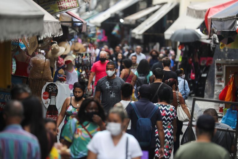 &copy; Reuters. Pessoas caminham em rua de comércio popular no Rio de Janeiro
23/12/2020
REUTERS/Pilar Olivares