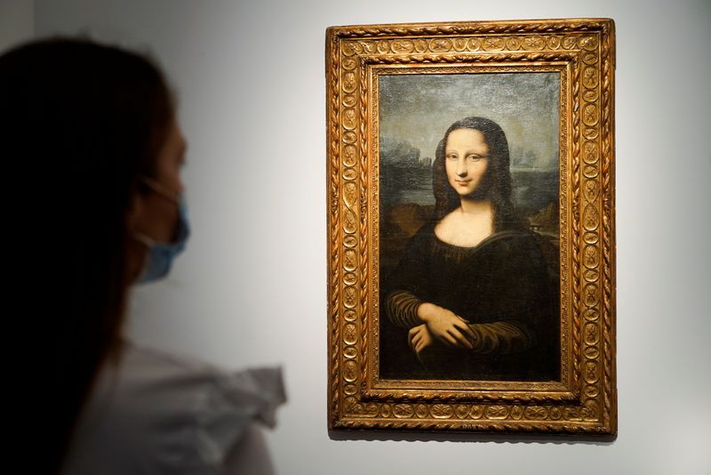 &copy; Reuters. امرأة تنظر إلى لوحة مقلدة للوحة الموناليزا تعود إلى القرن السابع عشر في صالة كريسيتي للمزادات في العاصمة الفرنسية باريس يوم 11 يونيو حزيران 2