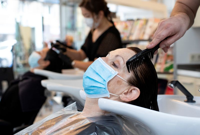 &copy; Reuters. L'Autriche a annoncé vendredi qu'elle allait interdire aux personnes non vaccinées contre le COVID-19 l'accès aux cafés, restaurants, salons de coiffure, hôtels et événements de plus de 25 personnes, alors que le pays s'approche d'un record quotidi