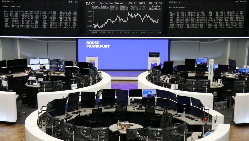 © Reuters. The German share price index DAX graph is pictured at the stock exchange in Frankfurt, Germany, November 5, 2021. REUTERS/Staff