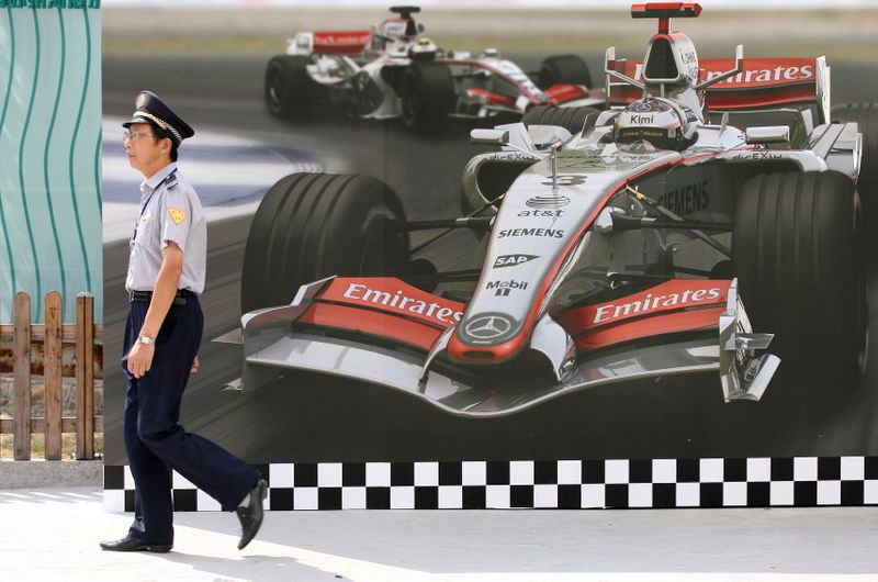 &copy; Reuters. حارس أمن يجوار لافتة لسباق فورمولا 1 في شتغهاي. رويترز