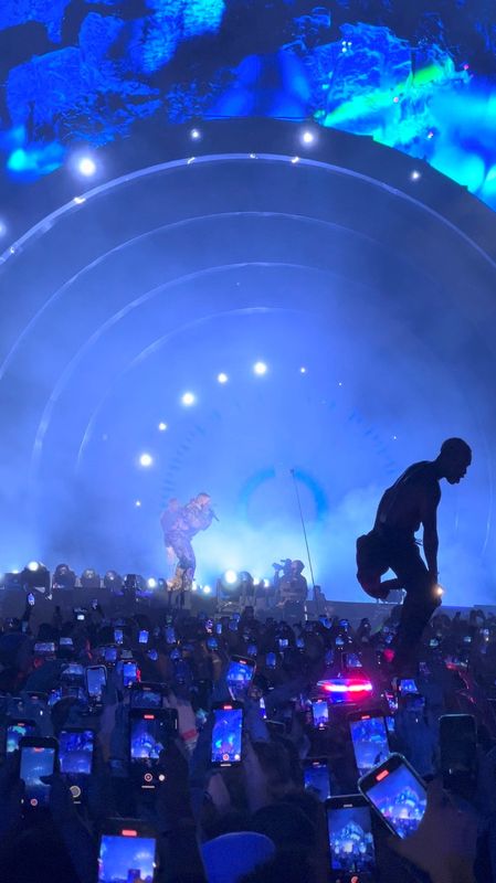© Reuters. A man jumps on an ambulance standing in the crowd during the Astroworld music festiwal in Houston, Texas, U.S., November 5, 2021 in this still image obtained from a social media video on November 6, 2021. Courtesy of Twitter @ONACASELLA /via REUTERS