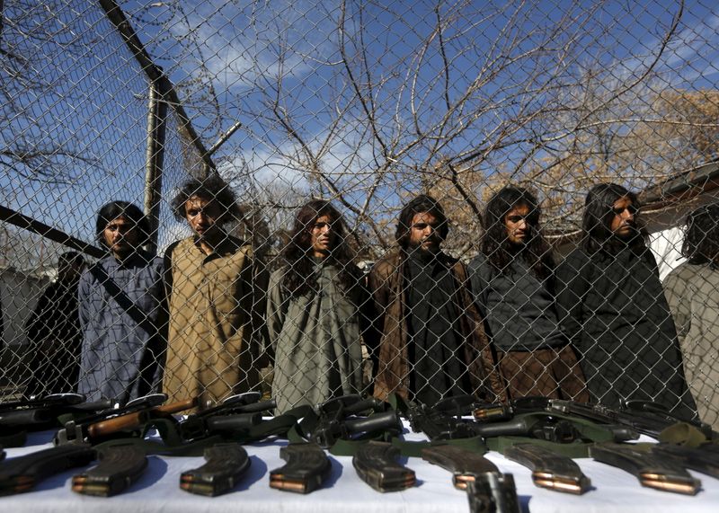 &copy; Reuters. عناصر من طالبان الباكستانية بعد القبض عليهم على الحدود مع أفغانستان. صورة من أرشيف رويترز