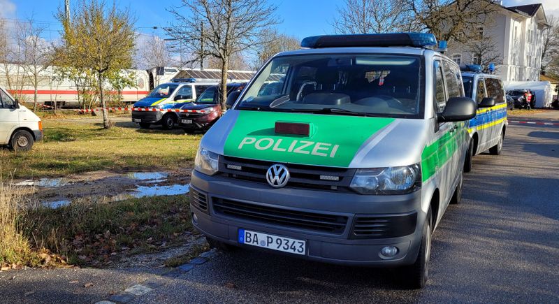 © Reuters. سيارات شرطة خارج محطة قطارات في ألمانيا يوم السبت بعد حادث طعن. رويترز