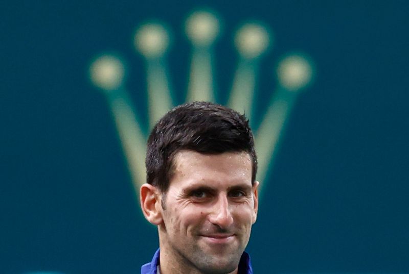 &copy; Reuters.  Nov 6, 2021 
Foto del sábado del tenista de Serbia Novak Djokovic celebrando tras clasificar a la final del Masters de París
REUTERS/Christian Hartmann