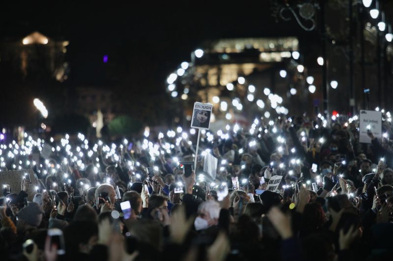 &copy; Reuters. People protest after a death of Izabela, a 30-year-old woman in the 22nd week of pregnancy with activists saying she could still be alive if the abortion law wouldn't be so strict in Warsaw, Poland November 6, 2021. David Zuchowicz/Agencja Wyborcza.pl via