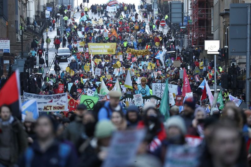 &copy; Reuters. Personas participan en una protesta contra la Conferencia de las Naciones Unidas sobre el Cambio Climático (COP26), en Glasgow, Escocia, Gran Bretaña, 6 de noviembre de 2021. REUTERS/Russell Cheyne