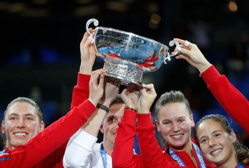 © Reuters. لاعبات الفريق الروسي يحملن كأس بيلي جين كينج للتنس عقب الفوز على سويسرا في النهائي في براج يوم السبت. تصوير:رويترز.