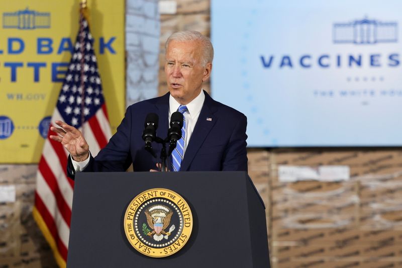 © Reuters. FILE PHOTO: U.S. President Joe Biden gestures as he delivers remarks on the importance of COVID-19 vaccine requirements, during a visit at a Clayco construction site, in Elk Grove Village, Illinois, U.S. October 7, 2021. REUTERS/Evelyn Hockstein/File Photo