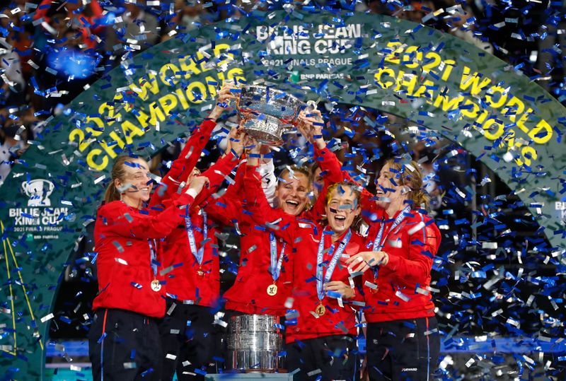 &copy; Reuters. 　女子テニスの国別対抗戦「ビリー・ジーン・キング杯」は６日、チェコのプラハで決勝を行い、シングルス２戦で勝利したロシア・テニス連盟がスイスを下して優勝した（２０２１年　ロ