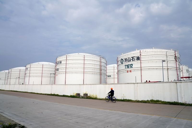 &copy; Reuters. صهاريج لتخزين النفط في مستودع بشنغهاي - صورة من أرشيف رويترز 