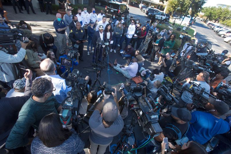 © Reuters. Houston Mayor Sylvester Turner addresses the news media, the day after a deadly crush of fans during a performance by rapper Travis Scott at the Astroworld Festival, in Houston, Texas, U.S. November 6, 2021.  REUTERS/Daniel Kramer