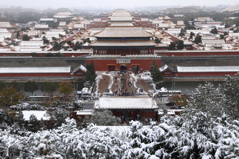 &copy; Reuters. تساقط الثلوج يظهر في منظر عام للمدينة المحرمة في العاصمة الصينية بكين يوم الأحد. تصوير تنجشو وانغ- رويترز.