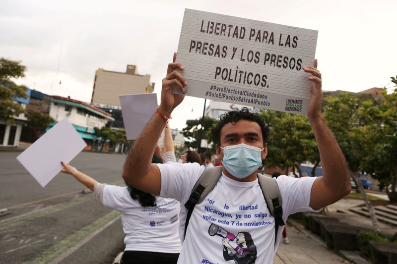 &copy; Reuters. FILE PHOTO: Nicaraguans exiled in Costa Rica protest against the government of President Daniel Ortega, ahead of the country's presidential elections in November, in San Jose, Costa Rica October 24, 2021. REUTERS/Mayela Lopez/File Photo