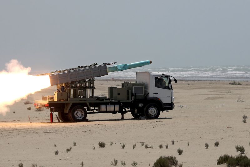 &copy; Reuters. إطلاق صاروخ كروز إيراني محلي الصنع أثناء مناورات قرب مدخل الحليج في 2020 في صورة لرويترز من وكالة غرب آسيا للأنباء.