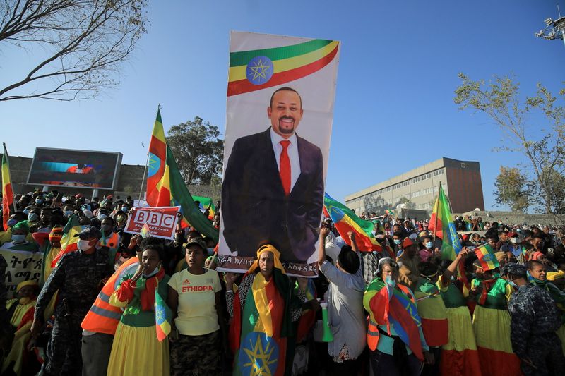 &copy; Reuters. محتجون يحملون صورة رئيس الوزراء الإثيوبي أبي أحمد خلال مظاهرة مؤيدة للحكومة في العاصمة أديس أبابا يوم الأحد. تصوير تيسكا نجيري - رويترز.