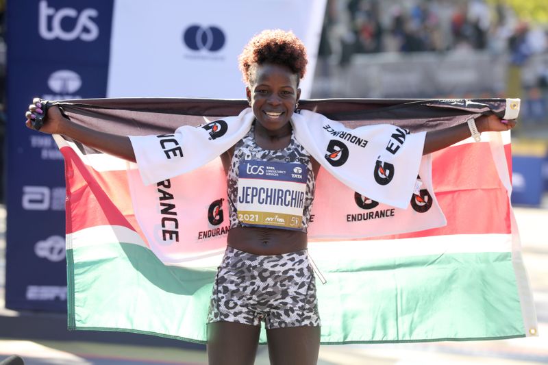 &copy; Reuters. Peres Jepchircir de Kenia celebra después de ganar la carrera femenina en el Maratón de la ciudad de Nueva York. Terminó con un tiempo de 2 horas 22 minutos 39 segundos.. Mandatory Credit: Seth Harrison-USA TODAY Sports