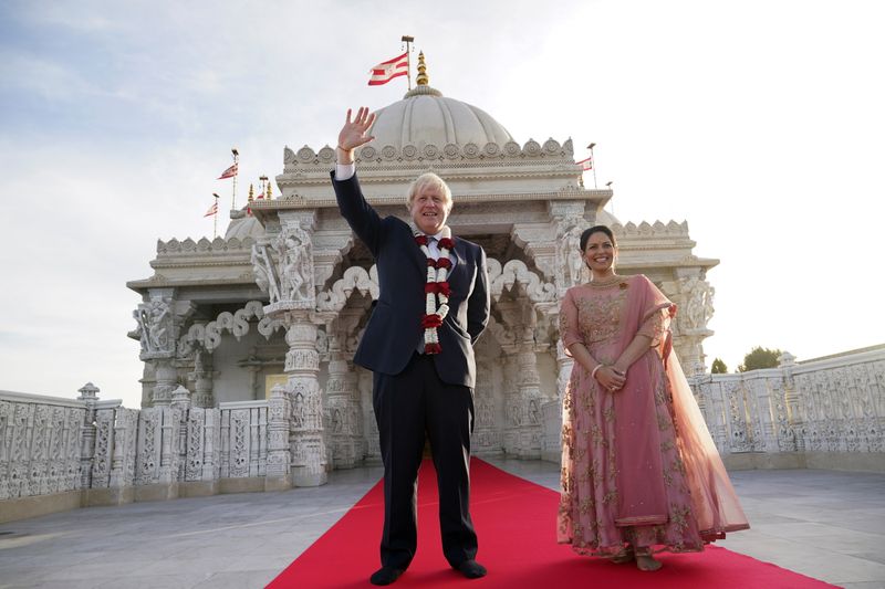 © Reuters. رئيس الوزراء البريطاني بوريس جونسون خلال احتفال في معبد هندوسي بلندن يوم الأحد. صورة لرويترز من ممثل لوكالات الأنباء.