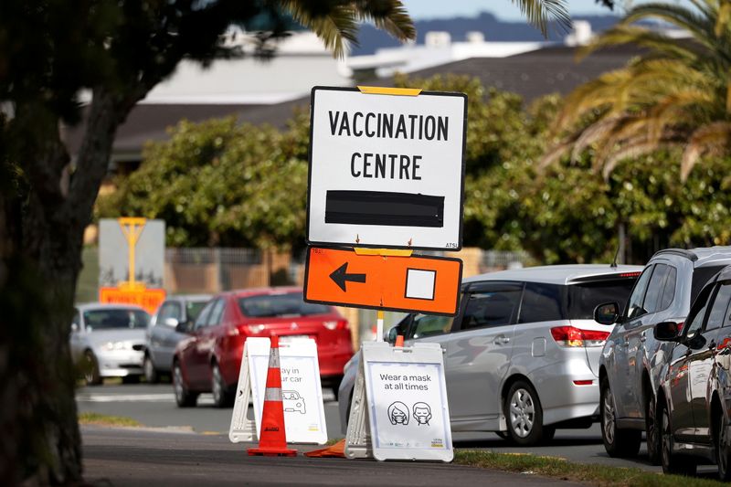 &copy; Reuters.  １１月６日、ニュージーランドで新型コロナウイルスの新規感染者が２０６人報告され、初めて２００人を突破した。オークランドのワクチン接種会場周辺で８月撮影（２０２１年　ロイ