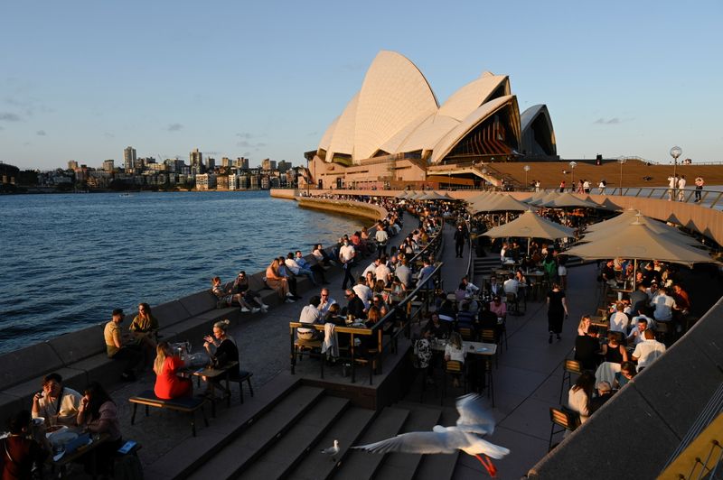 &copy; Reuters. FILE PHOTO: Patrons dine-in at a bar by the harbour in the wake of coronavirus disease (COVID-19) regulations easing, following an extended lockdown to curb an outbreak, in Sydney, Australia, October 22, 2021. REUTERS/Jaimi Joy