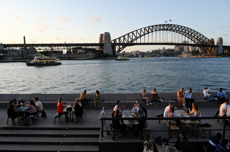 © Reuters. A Sydney. L'Australie commence ce lundi à administrer la dose de rappel du vaccin contre le COVID-19 développé par Pfizer, tandis que les habitants de Sydney, la plus grande ville du pays, peuvent profiter d'un assouplissement supplémentaire des restrictions sanitaires alors que la vaccination progresse. /Photo prise le 22 octobre 2021/REUTERS/Jaimi Joy