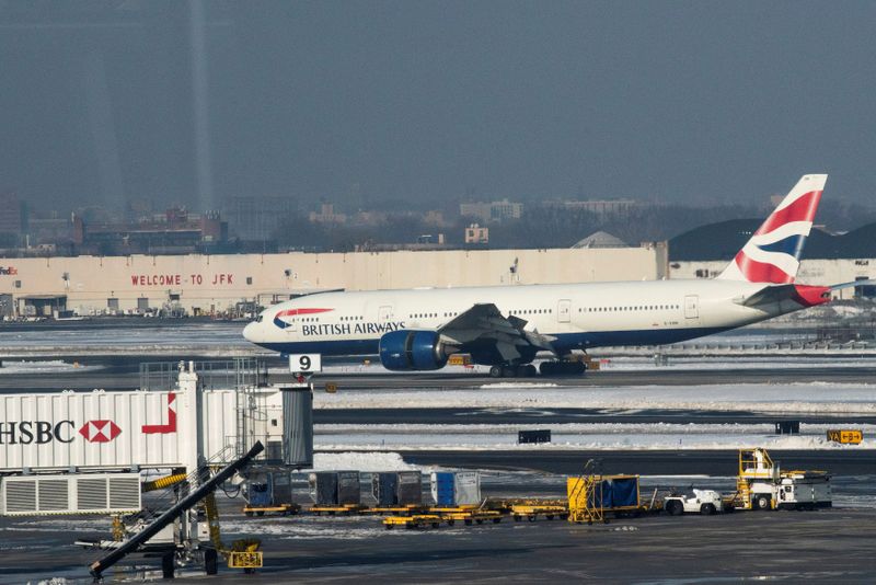 &copy; Reuters. FILE PHOTO: A British Airways plane arrives from London amid new restrictions to prevent the spread of coronavirus disease (COVID-19) at JFK International Airport in New York City, U.S., December 21, 2020. REUTERS/Eduardo Munoz