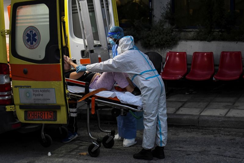 &copy; Reuters. Operatori sanitari trasportano una paziente su una barella, mentre arriva su un'ambulanza nel reparto Covid-19 dell'ospedale generale Ippokrateio a Salonicco, Grecia, 3 novembre 2021. REUTERS/Alexandros Avramidis
