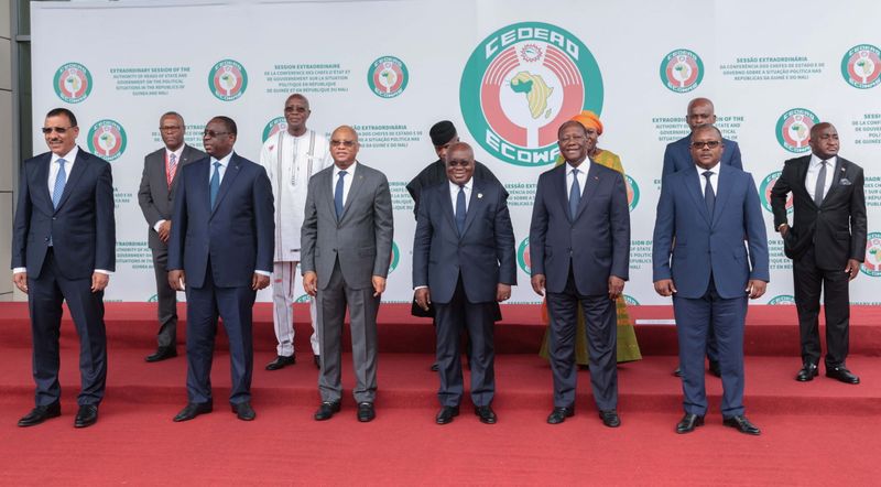 &copy; Reuters. Les dirigeants de la Cédéao posent lors d'une réunion pour discuter des transitions du Mali et de la Guinée vers la démocratie à la suite des coups d'État militaires à Accra. La Communauté économique des Etats d'Afrique de l'Ouest a imposé dima