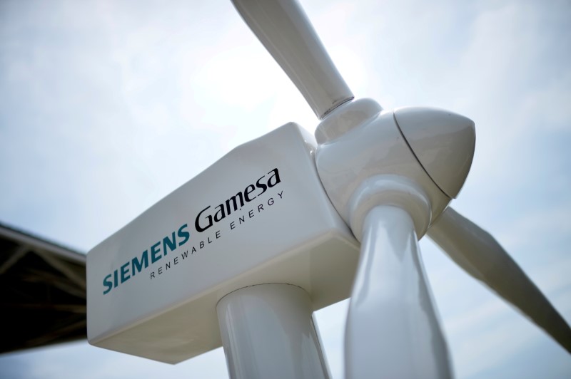 &copy; Reuters. FOTO DE ARCHIVO: El logotipo de Siemens Gamesa en un aerogenerador en Zamudio