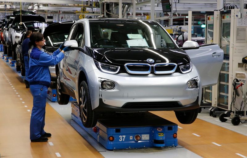 &copy; Reuters. FILE PHOTO: A worker makes final checks at the serial production BMW i3 electric car in the BMW factory in Leipzig September 18, 2013.  REUTERS/Fabrizio Bensch