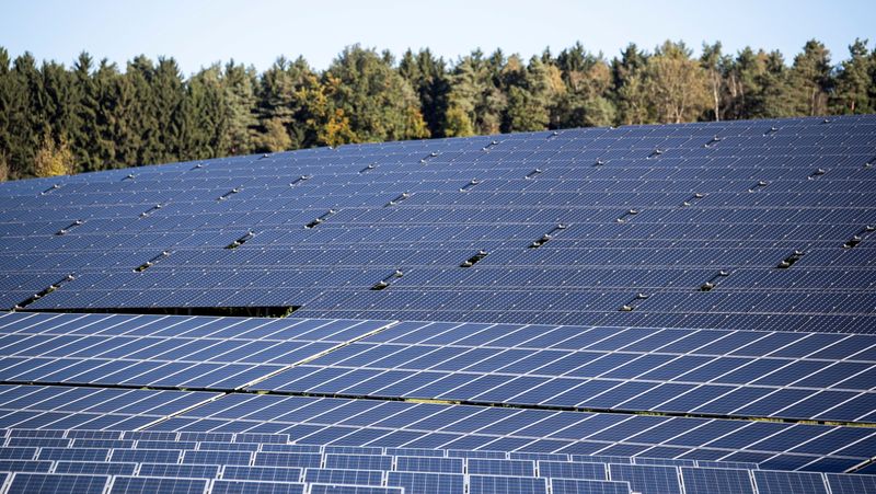 &copy; Reuters. FILE PHOTO: A solar power plant with photovoltaic systems is seen near Mainburg, north-west of the Bavarian capital Munich, Germany, October 20, 2021. REUTERS/Lukas Barth