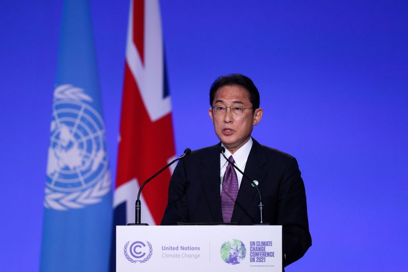 &copy; Reuters. FILE PHOTO: Japan's Prime Minister Fumio Kishida speaks during the UN Climate Change Conference (COP26) in Glasgow, Scotland, Britain, November 2, 2021. Adrian Dennis/Pool via REUTERS