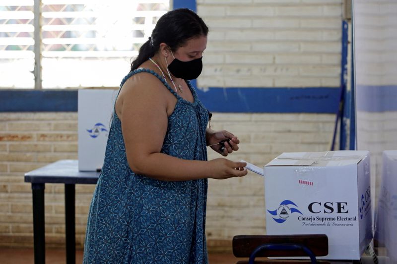 &copy; Reuters. Una mujer introduce su voto en una urna en una escuela utilizada como colegio electoral durante las elecciones presidenciales nicaragüenses en Managua, Nicaragua, el 7 de noviembre de 2021. REUTERS/Corresponsal
