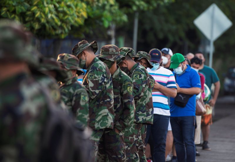 &copy; Reuters. Civiles y efectivos militares hacen fila para votar en las elecciones presidenciales de Nicaragua, en Managua. November 7, 2021. REUTERS/Stringer 