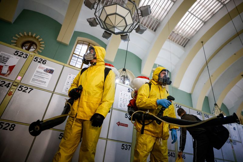 &copy; Reuters. Especialistas desinfectam estação ferroviária em Moscou
02/11/2021 REUTERS/Maxim Shemetov