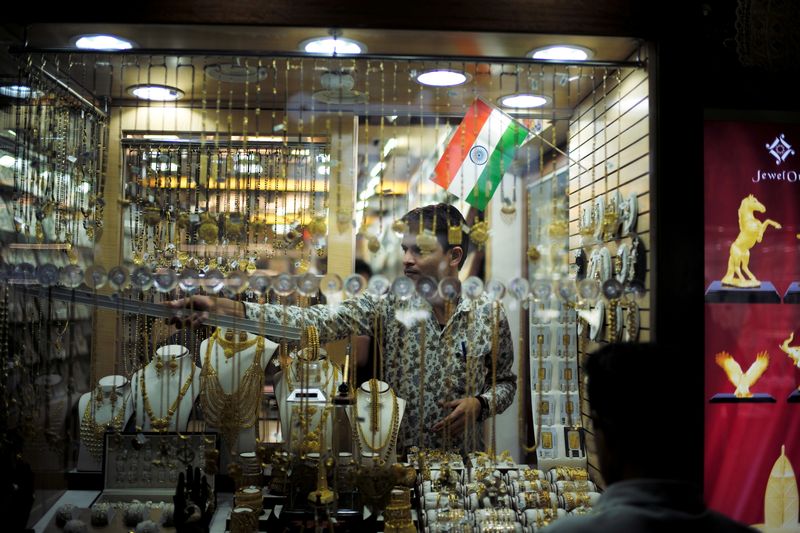 &copy; Reuters. FOTO DE ARCHIVO: Un vendedor arreglando el escaparate en una tienda de oro en Gold Souq en Dubái, Emiratos Árabes Unidos, 30 de diciembre de 2018. REUTERS/ Hamad I Mohammed