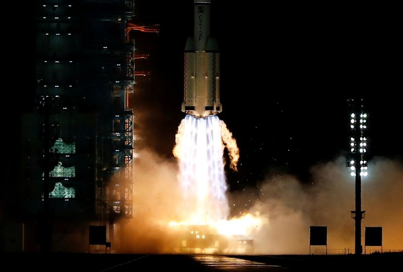 &copy; Reuters. Lanzamiento del cohete Long March-2F Y13 en el Jiuquan Satellite Launch Center cerca de Jiuquan, China, 16 octubre 2021.
REUTERS/Carlos Garcia Rawlins