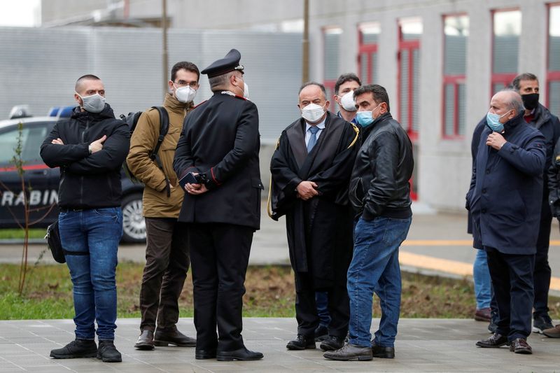 &copy; Reuters. FOTO DE ARCHIVO: El fiscal Nicola Gratteri está parado afuera durante un juicio contra más de 320 supuestos miembros de la mafia 'Ndrangheta en Lamezia Terme, Italy, 13 de enero del 2021. REUTERS/Yara Nardi/Foto de Archivo
