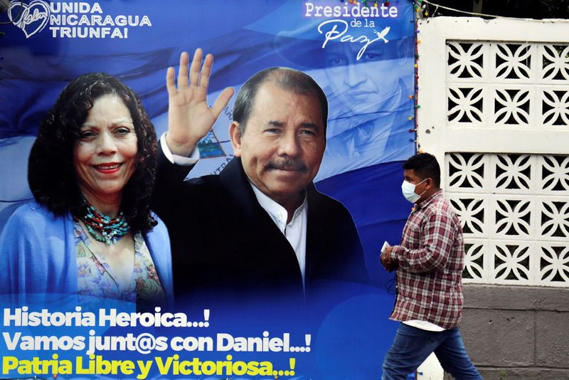 &copy; Reuters. Un hombre camina junto a una pancarta que representa al presidente de Nicaragua, Daniel Ortega, y a la vicepresidenta, Rosario Murillo, antes de las elecciones presidenciales del país, en Managua, Nicaragua. 2 de noviembre de 2021. REUTERS/Stringer
