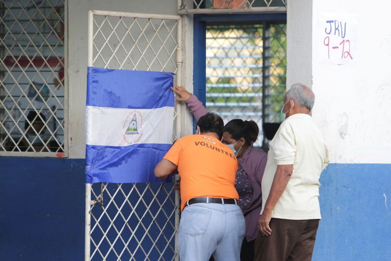 &copy; Reuters. Funcionários colocam bandeira da Nicarágua em seção eleitoral em Manágua
07/11/2021 REUTERS/Stringer