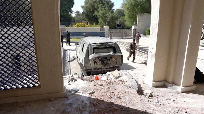 &copy; Reuters. Imagen de los destrozos provocados por un ataque con un dron contra la residencia del primer ministro de Irak, Mustafa al-Kadhimi, en Bagdad, Irak. 7 noviembre 2021. Oficina de prensa del primer ministro/entrega vía Reuters. ESTA IMAGEN FUE ENTREGADA POR