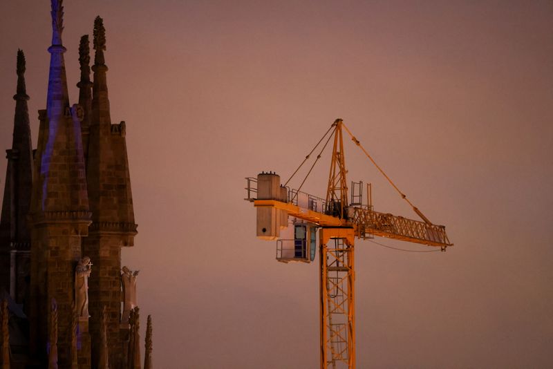 &copy; Reuters. FILE PHOTO: A crane is seen in front of the towers of the landmark of Sagrada Familia basilica in Barcelona Spain, May 17, 2021. REUTERS/Nacho Doce/File Photo