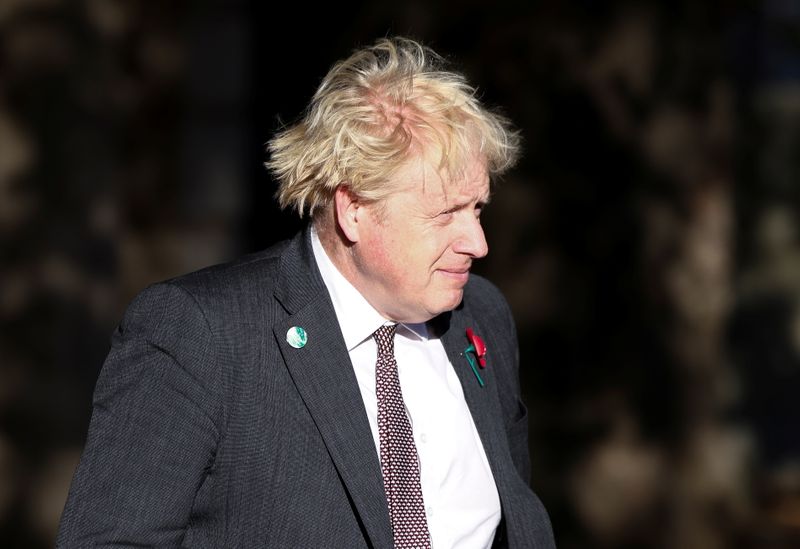 © Reuters. El primer ministro británico, Boris Johnson, sale de una exposición de arte en The Mall en Londres, Reino Unido, 5 de noviembre de 2021. REUTERS/Henry Nicholls
