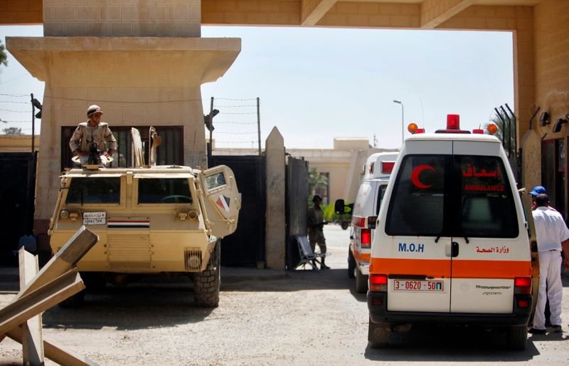 © Reuters. سيارات إسعاف تمر من معبر رفح البري من الجانب المصري في صورة من أرشيف رويترز